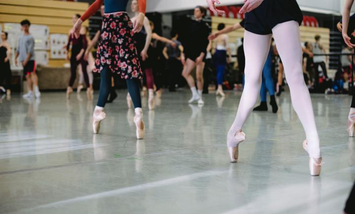 Dancers en pointe in company class