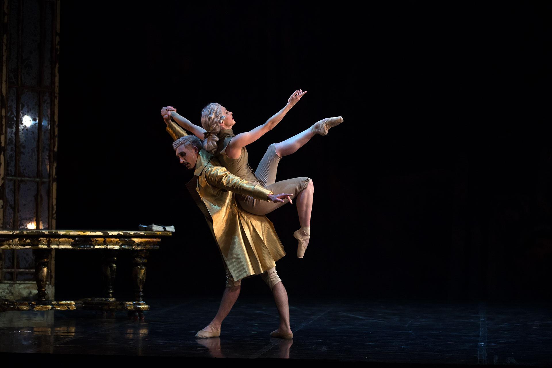 Casanova holds Henriette aloft on his back