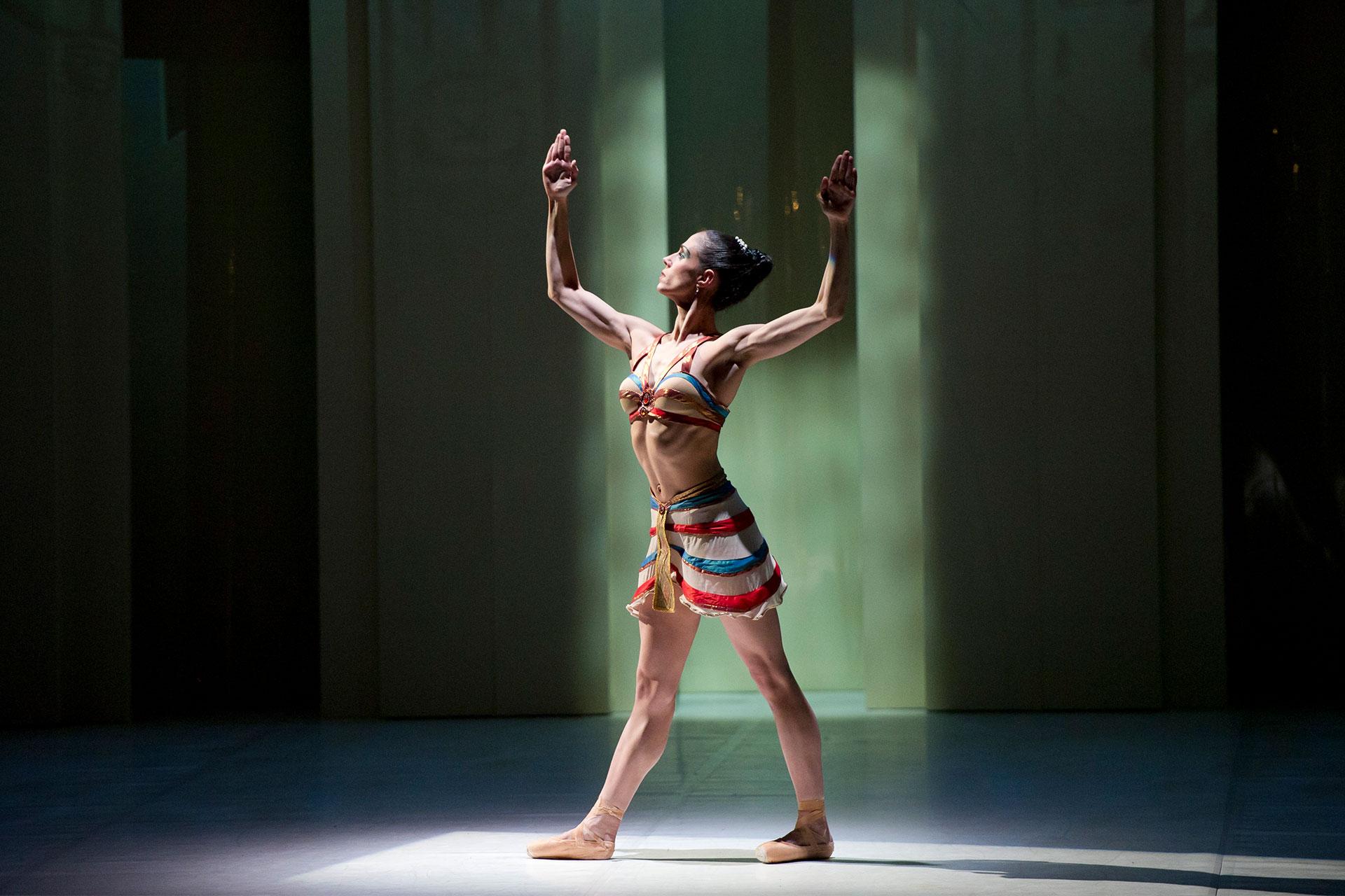 Cleopatra takes the stance of her forebears