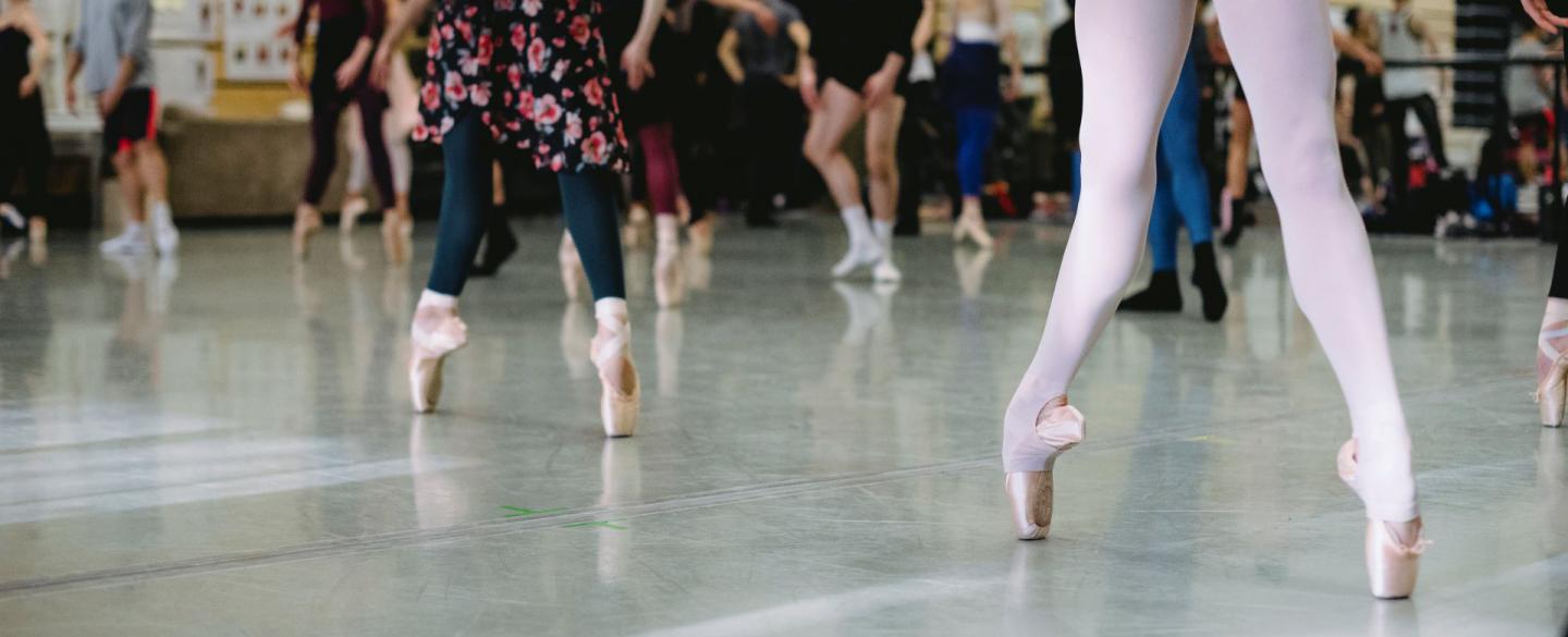 Dancers en pointe in company class