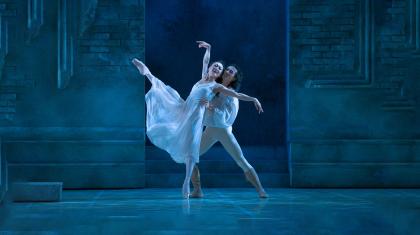 Chiaki Nagao and Hironao Takahashi in Romeo & Juliet, a ballet by Christopher Gable and Massimo Morricone